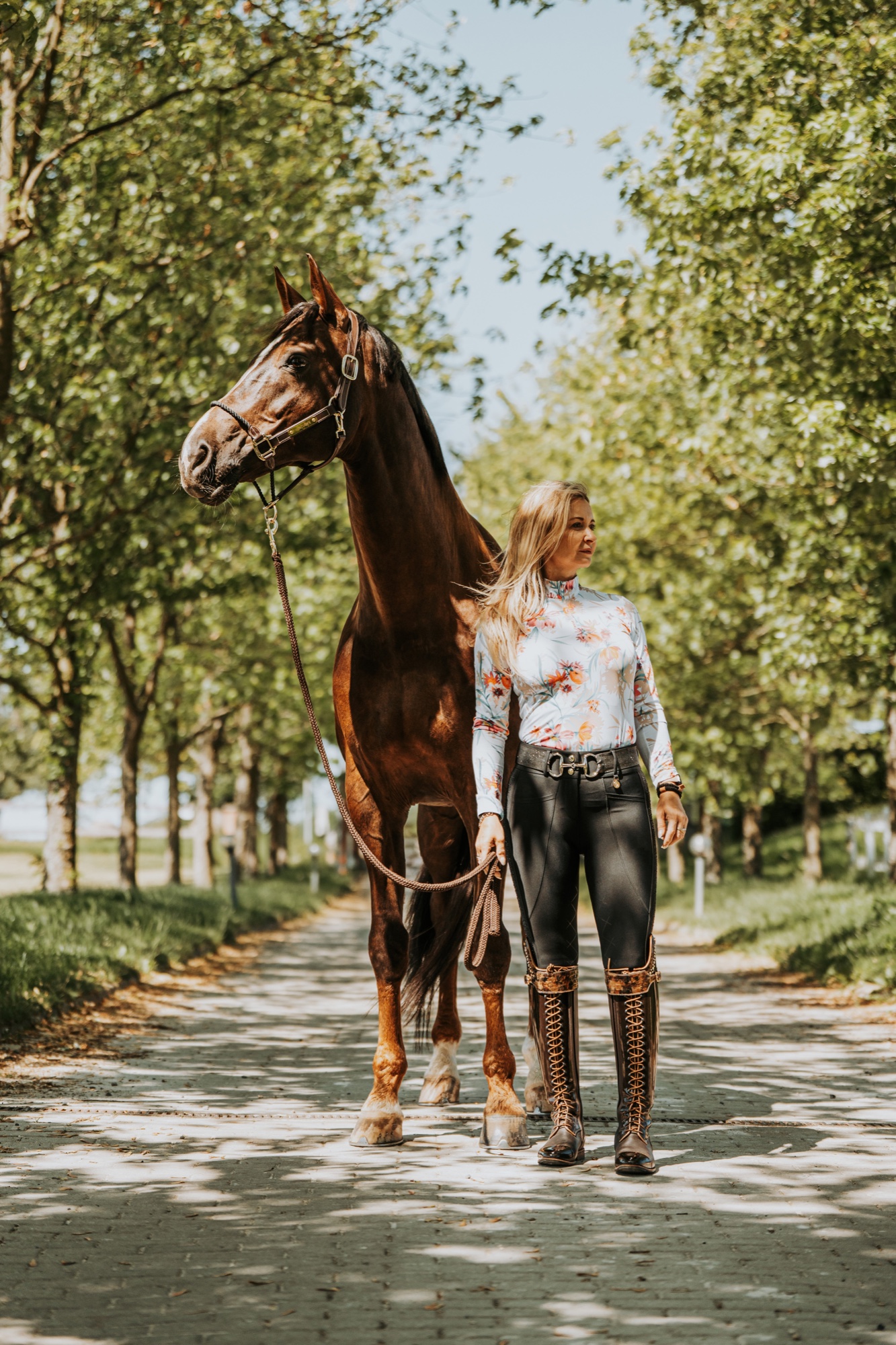 Žena s koněm ve stromořadí Horse Academy