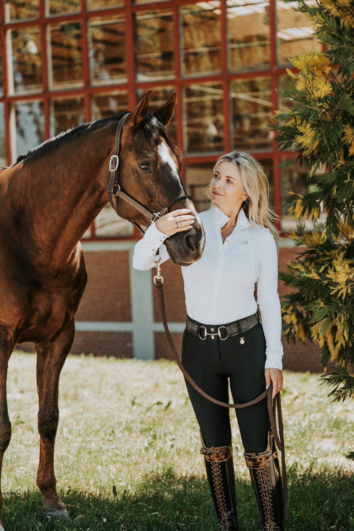 Žena s koněm v areálu Horse Academy